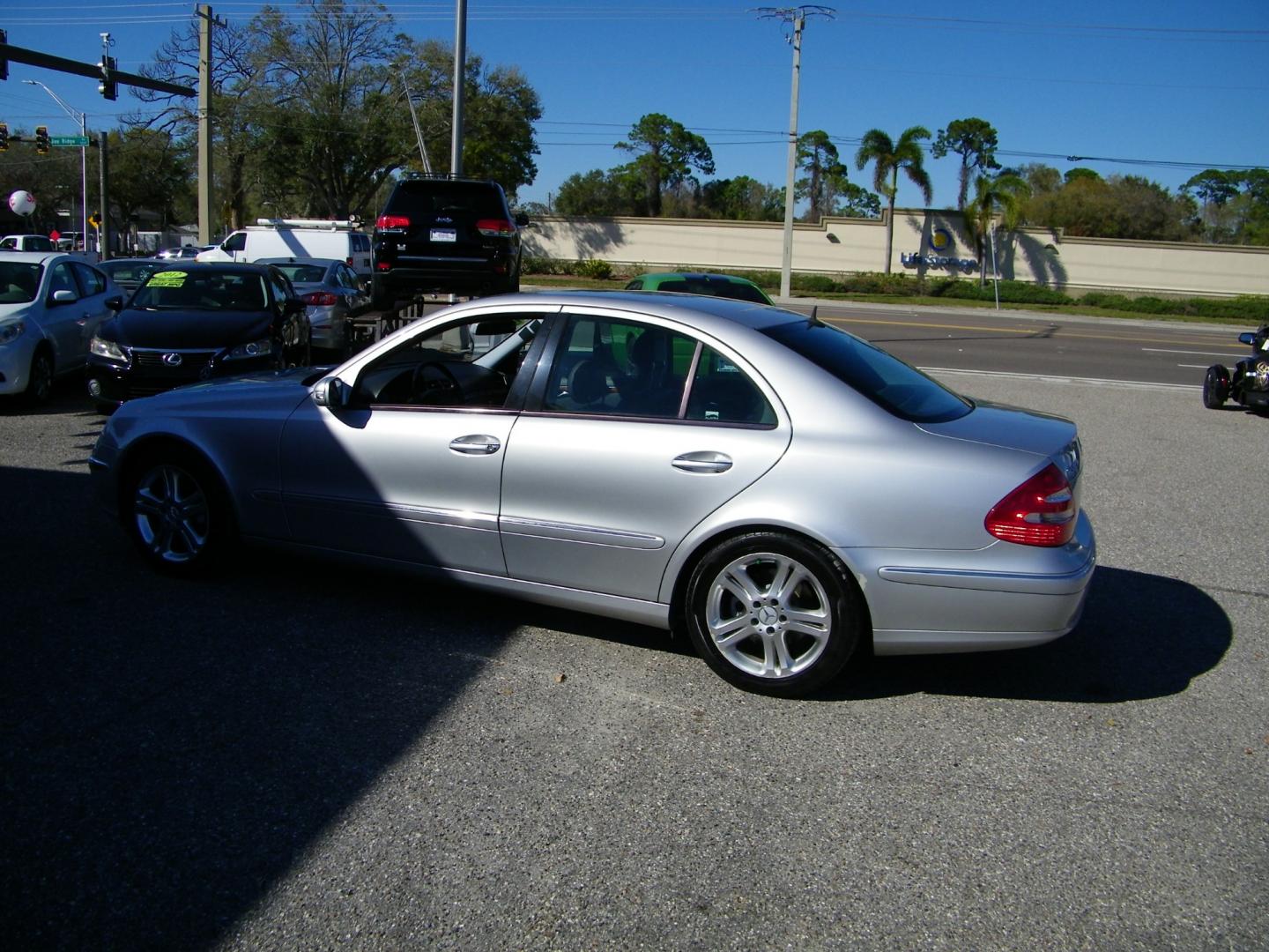 2005 Silver /Black Mercedes-Benz E-Class E500 (WDBUF70J75A) with an 5.0L V8 SOHC 24V engine, Automatic transmission, located at 4000 Bee Ridge Road, Sarasota, FL, 34233, (941) 926-0300, 27.298664, -82.489151 - Photo#3